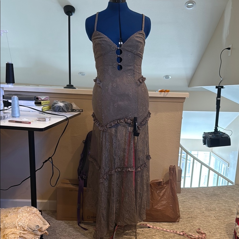 Elegant Lace Evening Dress in Gray/Brown Medium